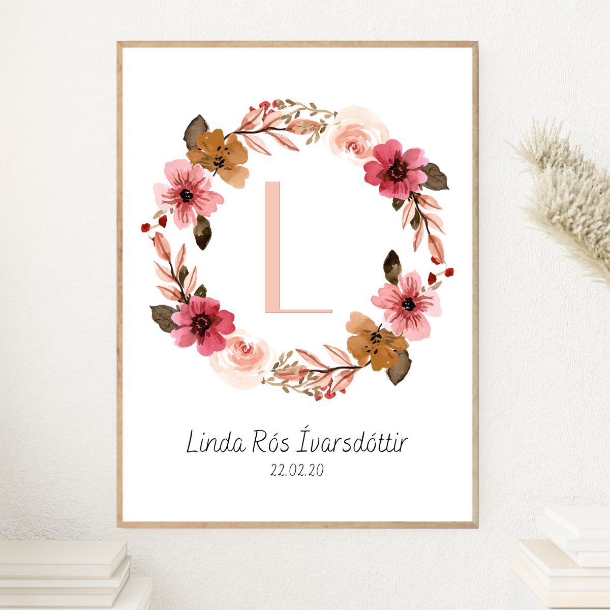 Letra de corona de flores y detalles de nacimiento
